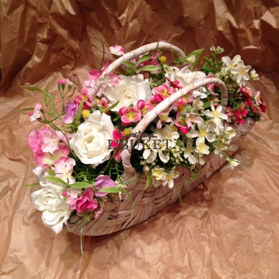 Корзинка-сумочка с искусственными цветами
